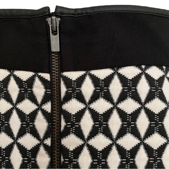 Banana Republic Jacquard Pencil Skirt  Black & White Size 4 - Picture 5 of 6